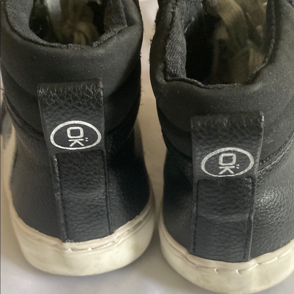 Black and White High-Top Sneakers with Contrast Laces - Picture 4 of 8